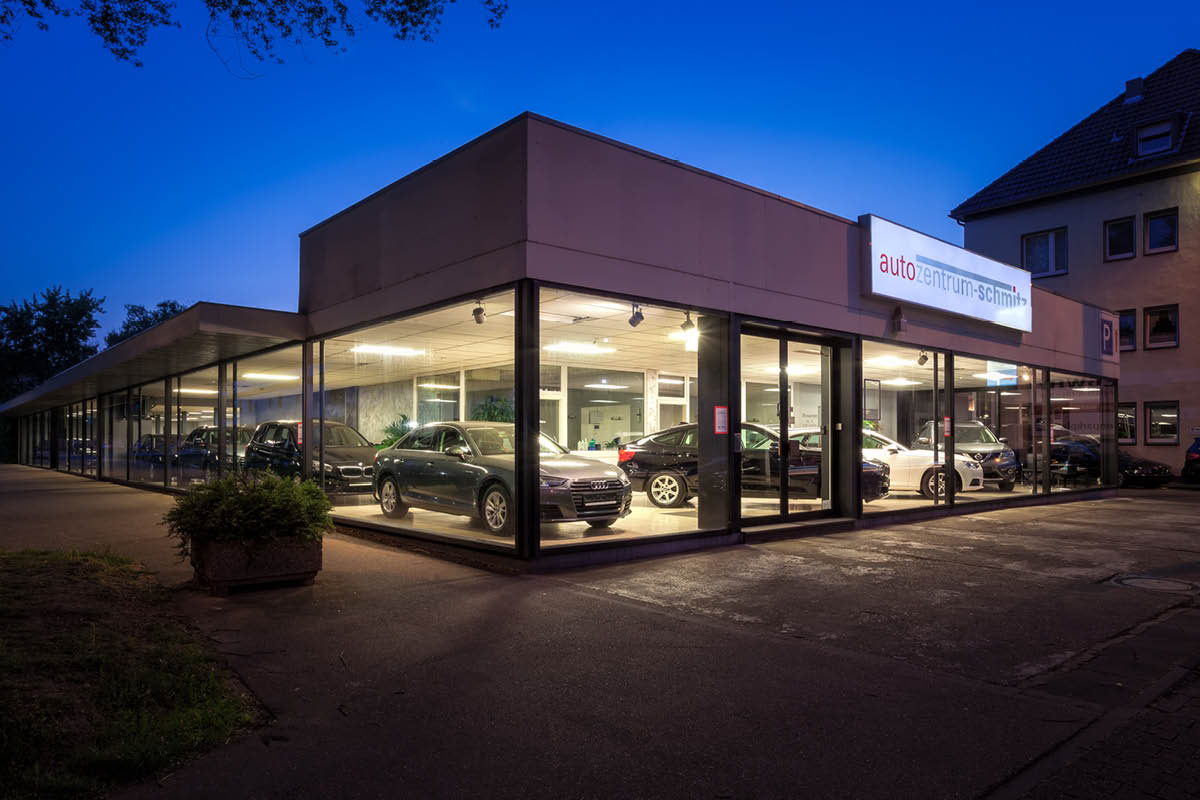 Zu sehen ist die Außenansicht von Autozentrum Schmitz in Mönchengladbach